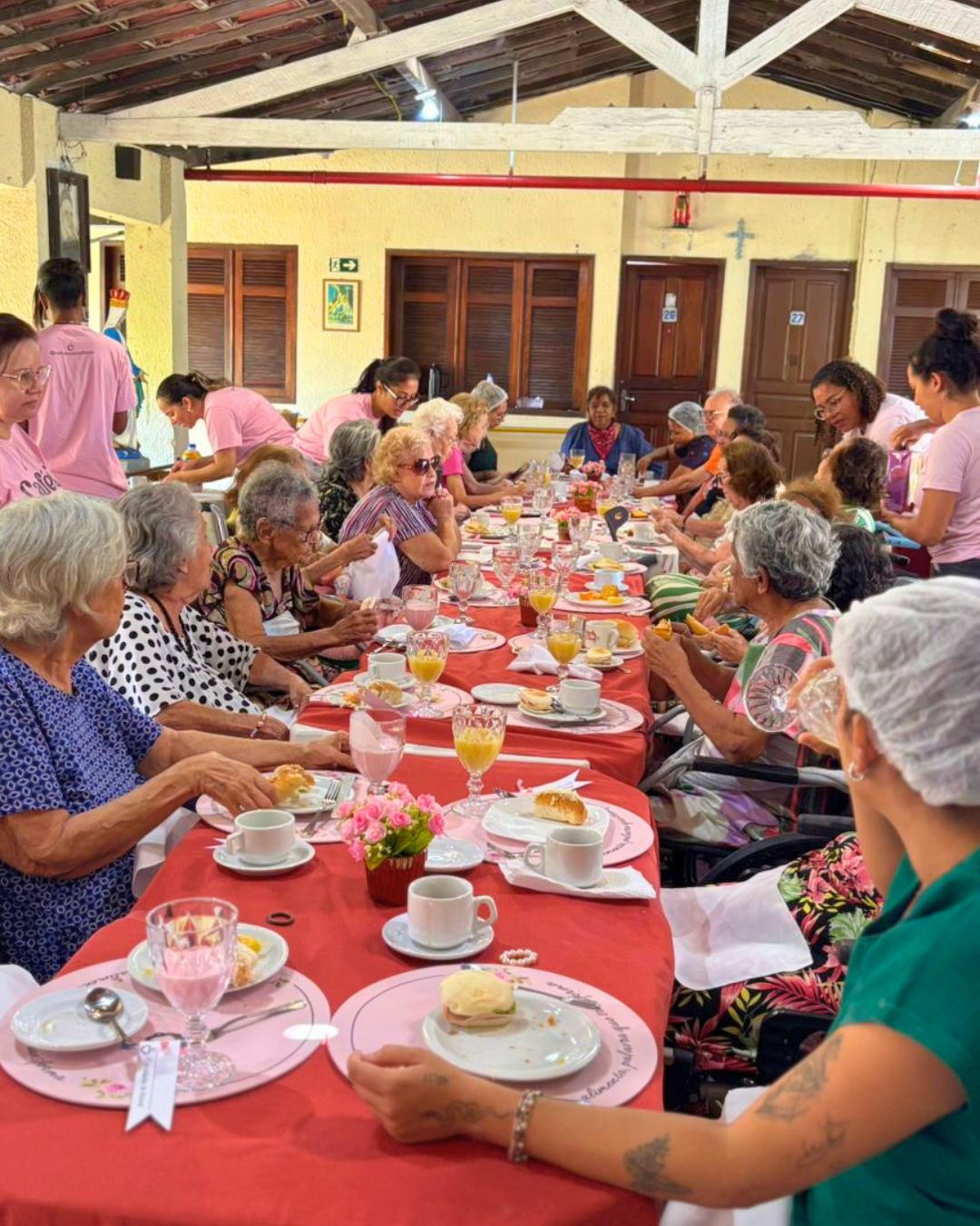 Mulheres reunidas em torno da mesa de café
