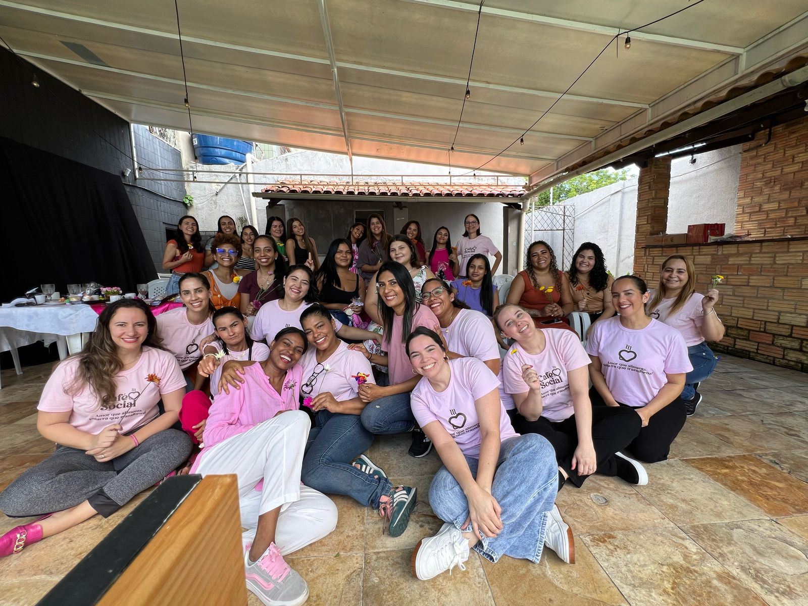Mulheres reunidas em torno de uma mesa de café