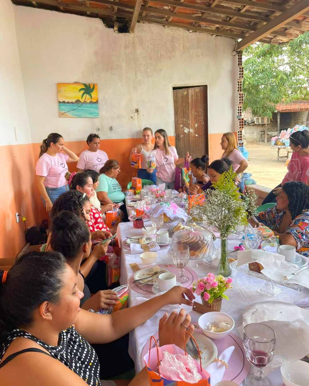 Voluntárias acolhendo mulheres